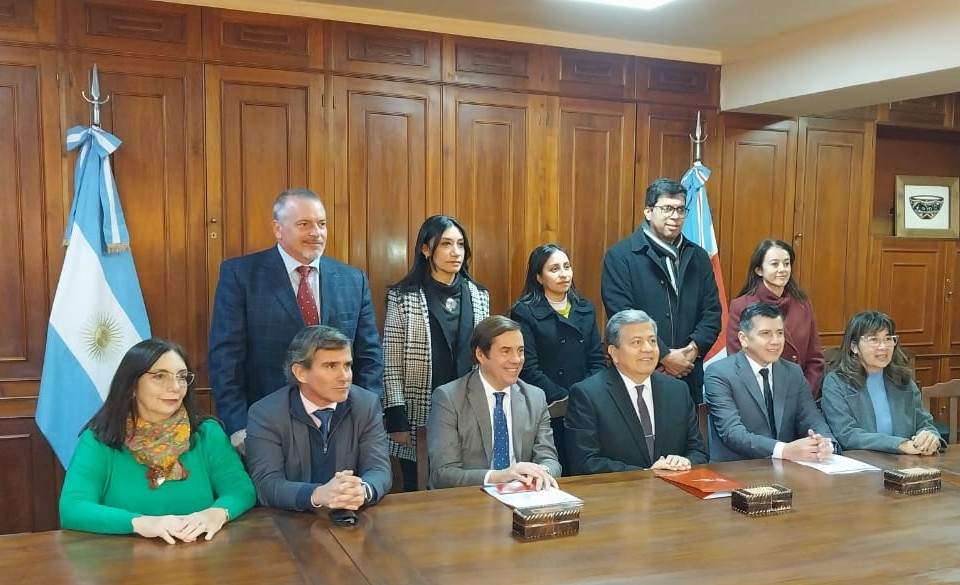 Humanidades firmó un convenio con la Fundación de Estudios e Investigación Tributarias