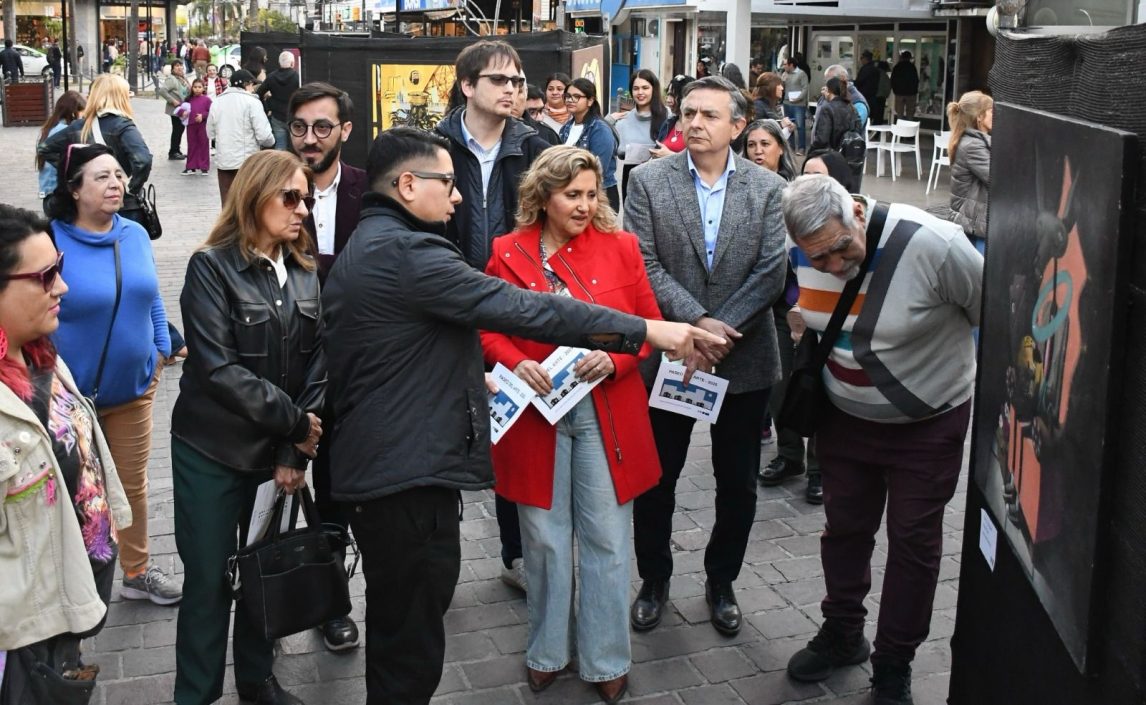 La intendente Fuentes destacó el talento de artistas plásticos y escultores que expusieron en el  “Paseo del Arte” en la plaza Libertad