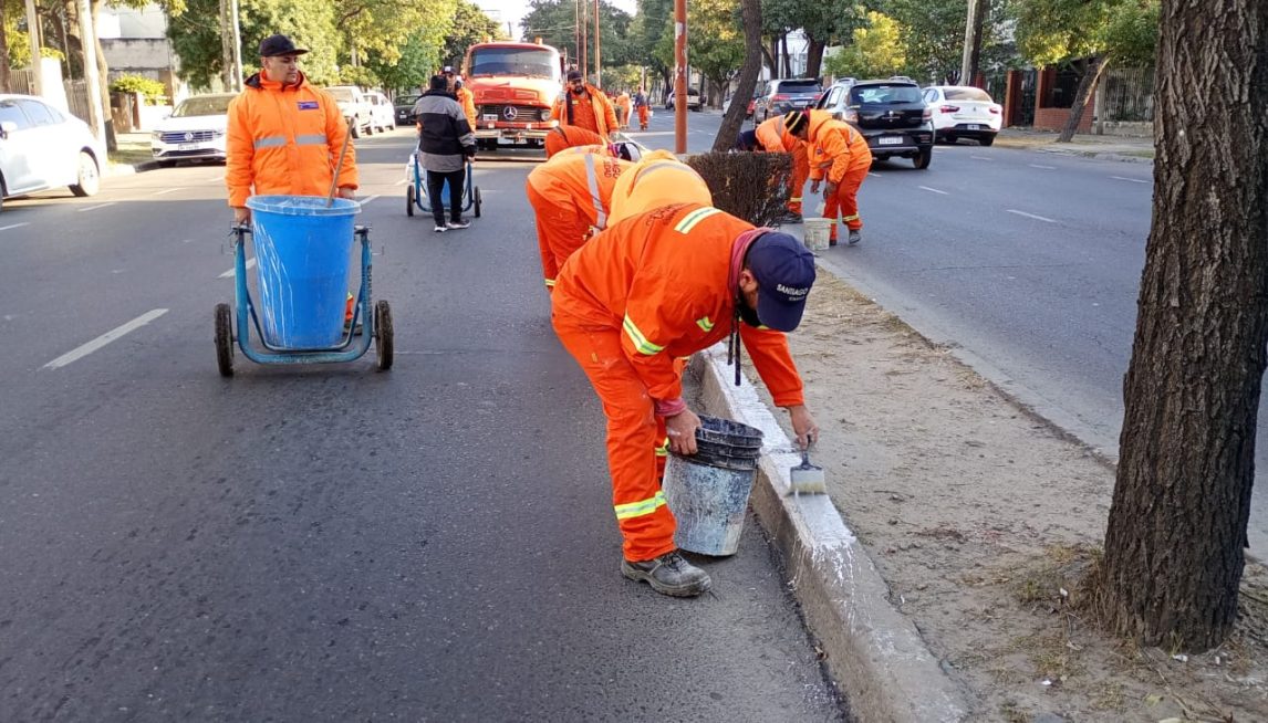 Operarios de la Capital trabajaron para repintar la totalidad de platabanda de la avenida Belgrano