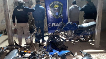 Aprehenden a dos jóvenes en Pampa de los Guanacos y recuperan una moto robada