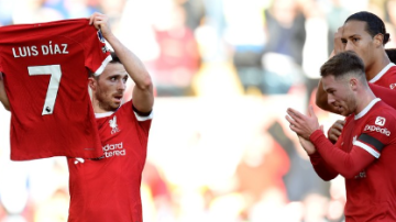 Furia en los hinchas del Liverpool: piden echar a Luis Díaz por no asistir al funeral de Diogo Jota y posar con un influencer