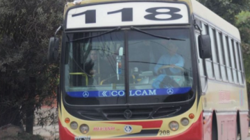 Menores apedrearon un colectivo de la línea 118 y destrozaron el vidrio de la puerta trasera