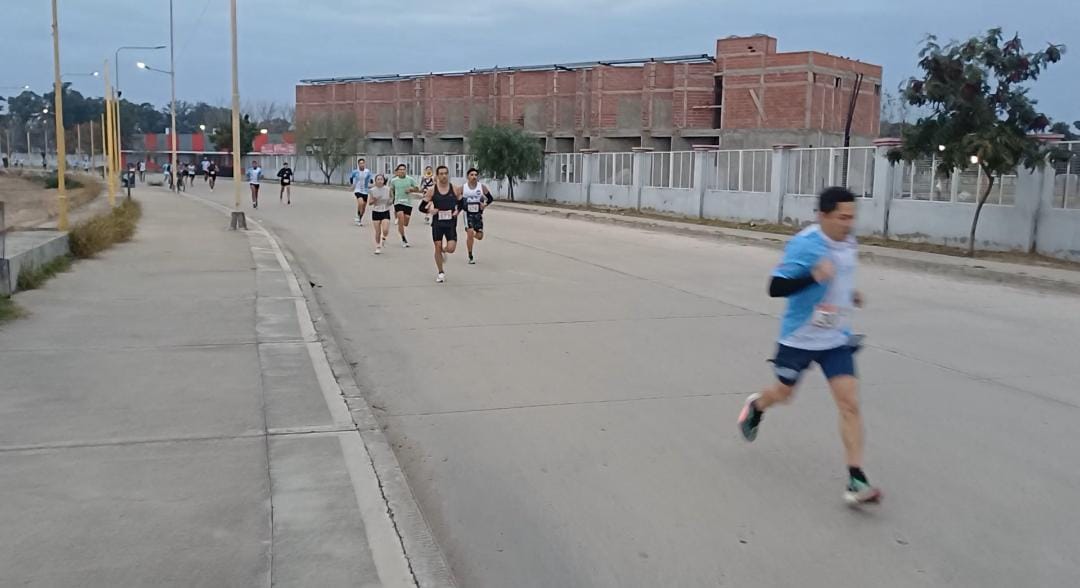 Santiago en movimiento: más de 2.000 atletas ya viven la 5ª edición de “la Ciudad Corre”