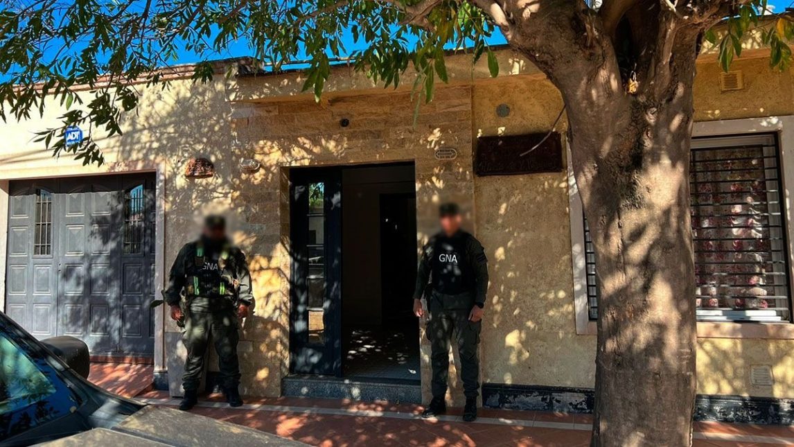Gendarmería allanó los domicilios de un comisionado del interior y de una diputada provincial