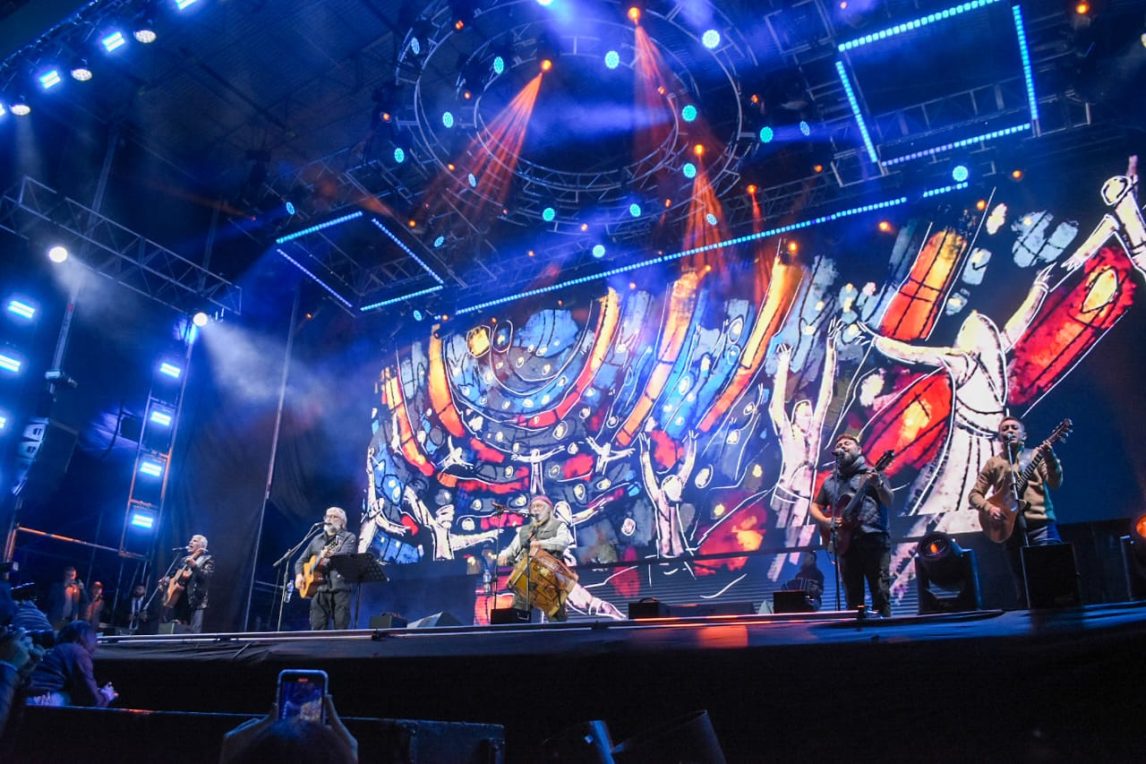 Inesperada “juntada”: “Los Copla” llamaron al escenario a Peteco y Orellana Lucca