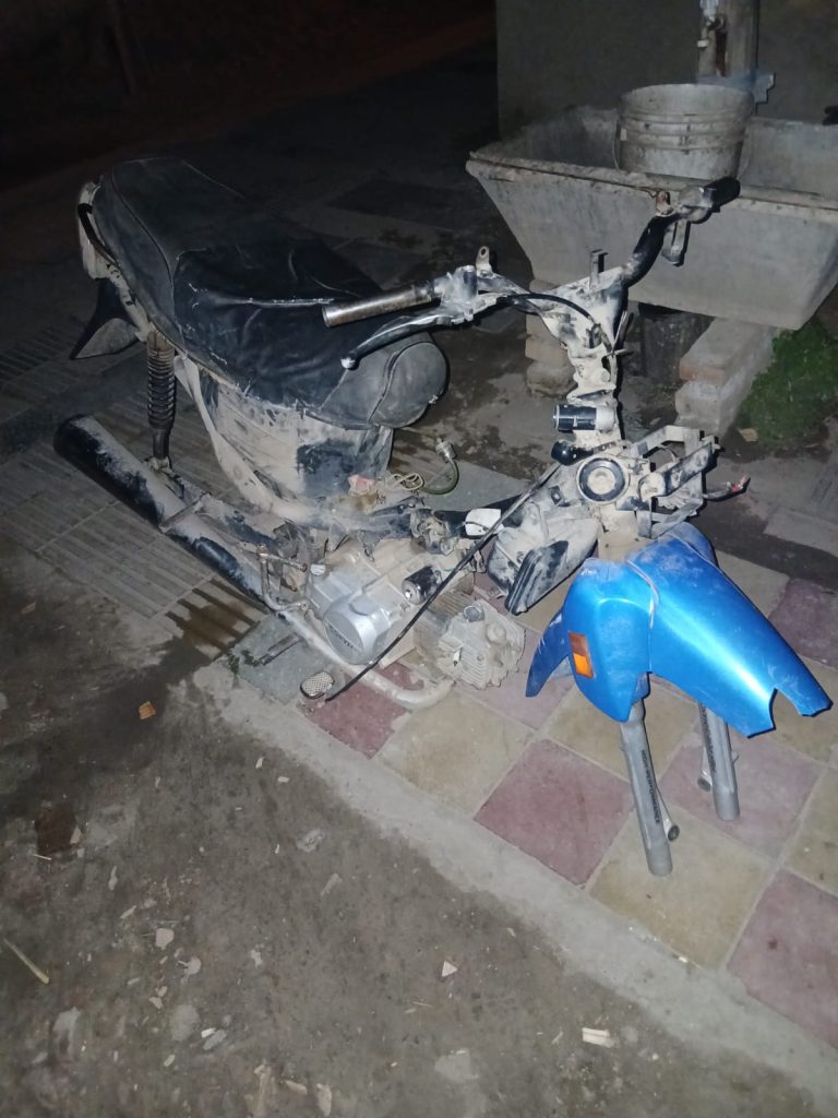 Así quedó la moto que robó el delincuente en calle Omil de La Banda