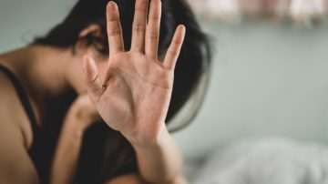 Abusaba de su hijastra de 14 años cuando la madre no estaba: un problema de salud sacó a la luz el calvario