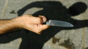 Domingo sangriento en La Banda: Un joven lucha por su vida tras ser apuñalado por el ex de su novia