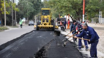 Intenso trabajo en el mantenimiento de la avenida Madre de Ciudades