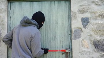 Desfiguraron a un hombre mientras dormía en una gomería: lo golpearon con una barreta de hierro