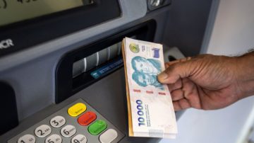 Se olvidó la tarjeta de débito en el cajero y le extrajeron 200 mil pesos de su cuenta