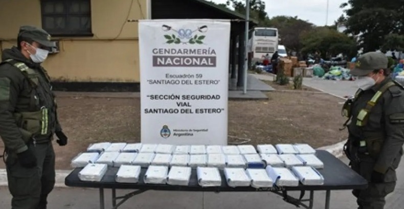 Llevaban casi 50 kilos de cocaína ocultos en colectivos de tours de compras y quedaron detenidos