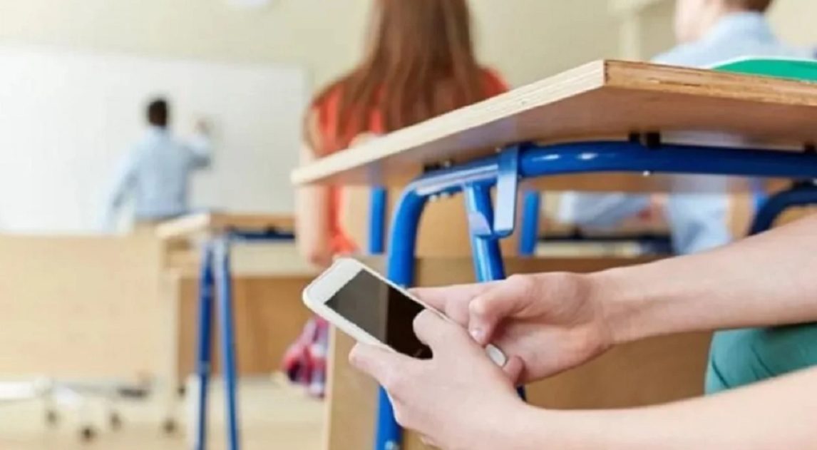 Fuerte medida: restringen el uso de celulares en las escuelas