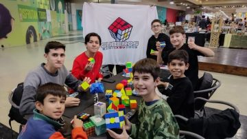 Destreza, colores y velocidad: se viene la gran competencia de cubos Rubik en Termas de Río Hondo
