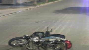 Un bebé de dos meses resultó herido tras un choque en plena Avenida Belgrano: lo llevaban en moto