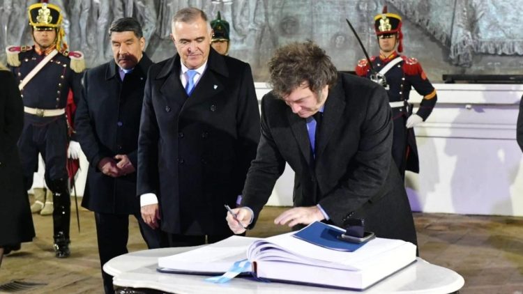 Javier Milei viaja a Tucumán por el 9 de julio en busca de respaldo federal para relanzar su gobierno tras la renuncia de Adorni