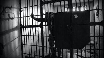Un hombre condenado por abuso sexual, salió de la cárcel y violó a una menor