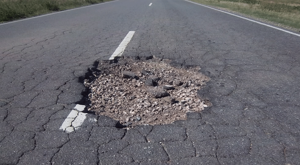 Cuatro vehículos rompieron sus ruedas al pasar por baches en el kilómetro 867 de la Ruta Nacional 34