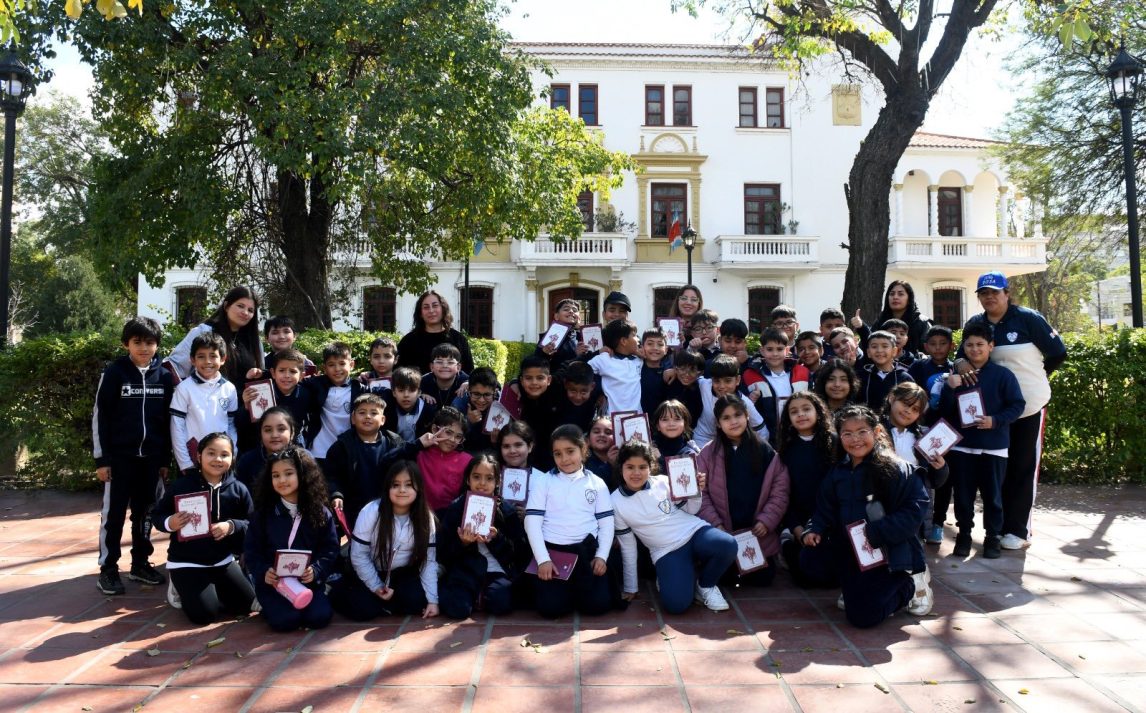 Alumnos del colegio Espíritu Santo visitaron casa de Gobierno