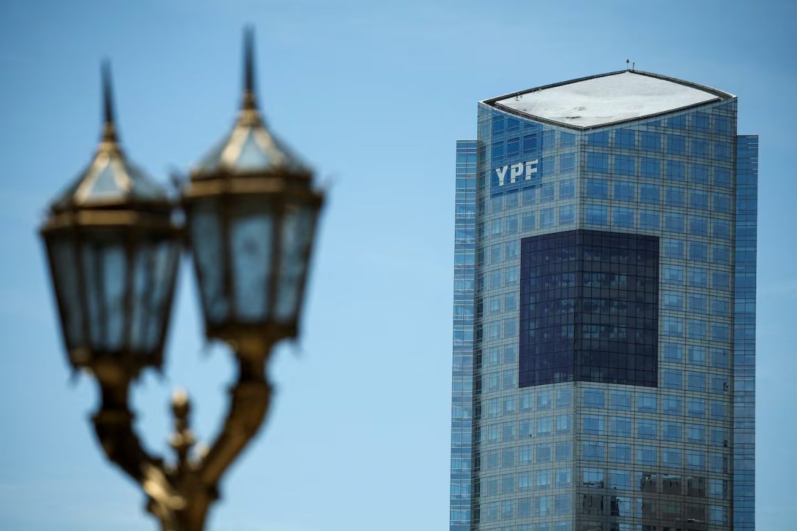 YPF: Argentina obtuvo una prórroga y de momento no deberá entregar el 51% de las acciones