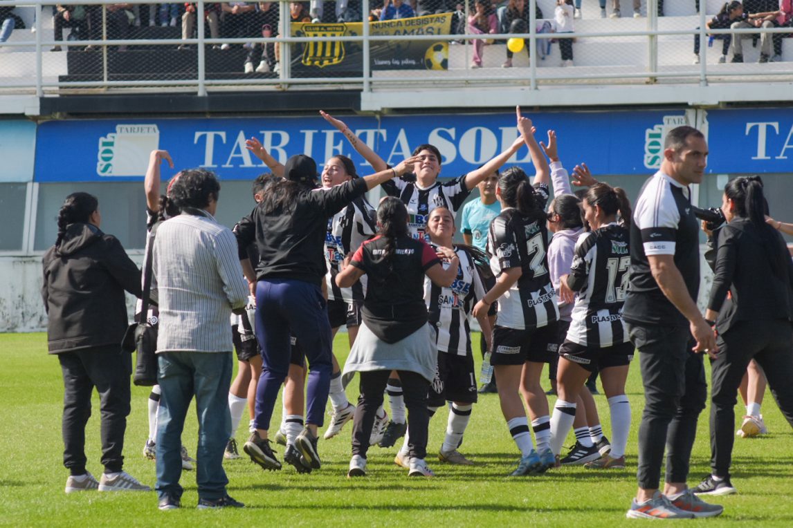 Las chicas definieron la Copa Santiago con una jornada apasionante en el Alfredo Terrera: las campeonas