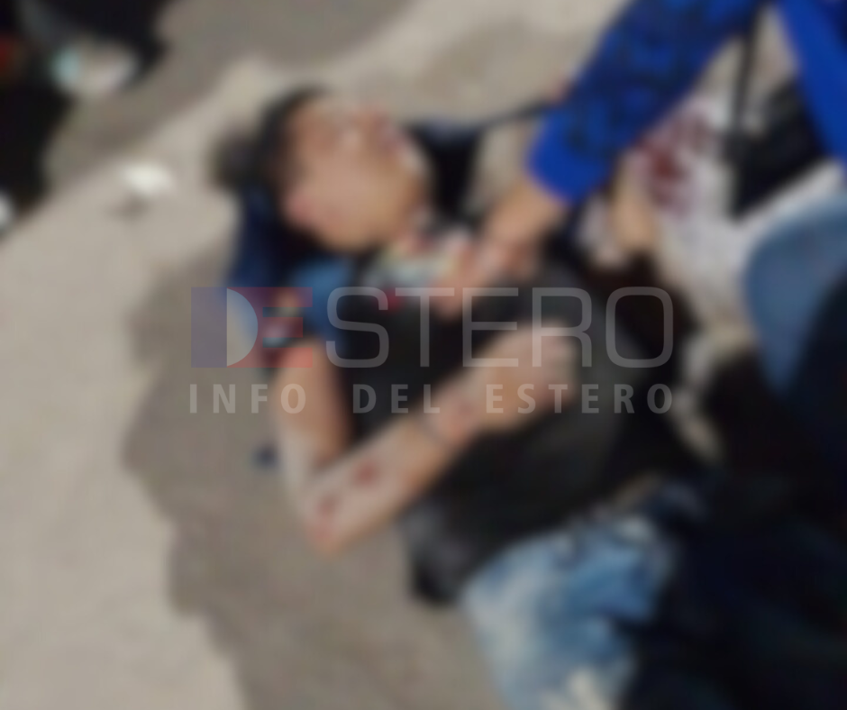 La Banda: Joven sufrió serias heridas tras “volar” de la moto en una calle en mal estado
