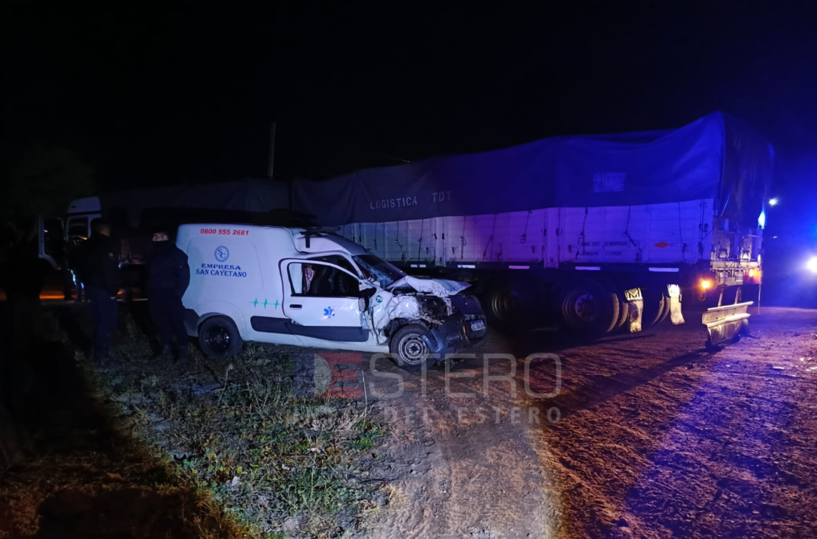Dos heridos tras un choque entre una ambulancia y un camión en Ruta 92