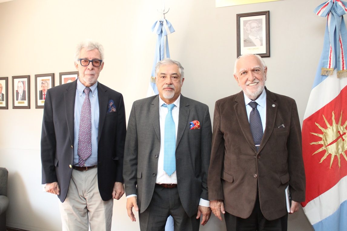 Dr. López Alzogaray recibió la visita protocolar del Dr. Gil Lavedra