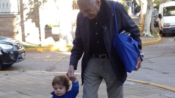 Cormillot dice que se toma con humor cuando le dicen que su hijo es su nieto: “Me pasa unas 40 veces por día”