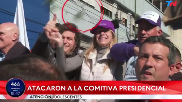 VIDEO | Le tiraron piedrazos a la caravana de Javier Milei en Lomas de Zamora y José Luis Espert se escapó en moto