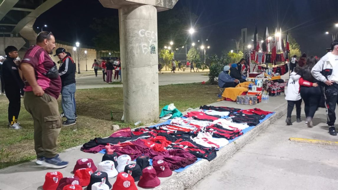 “Choris” de hasta $8000 y viajes de diez cuadras a $10.000; la previa de River-San Martín