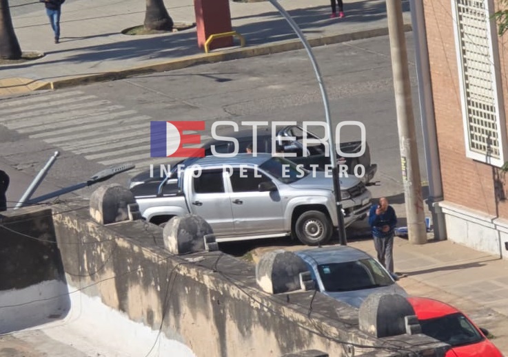 Fuerte choque entre camionetas causó susto en pleno centro de Santiago del Estero