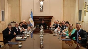 Milei se reunió con el Gabinete para hablar de la tensión en los mercados y ver la película de Francella