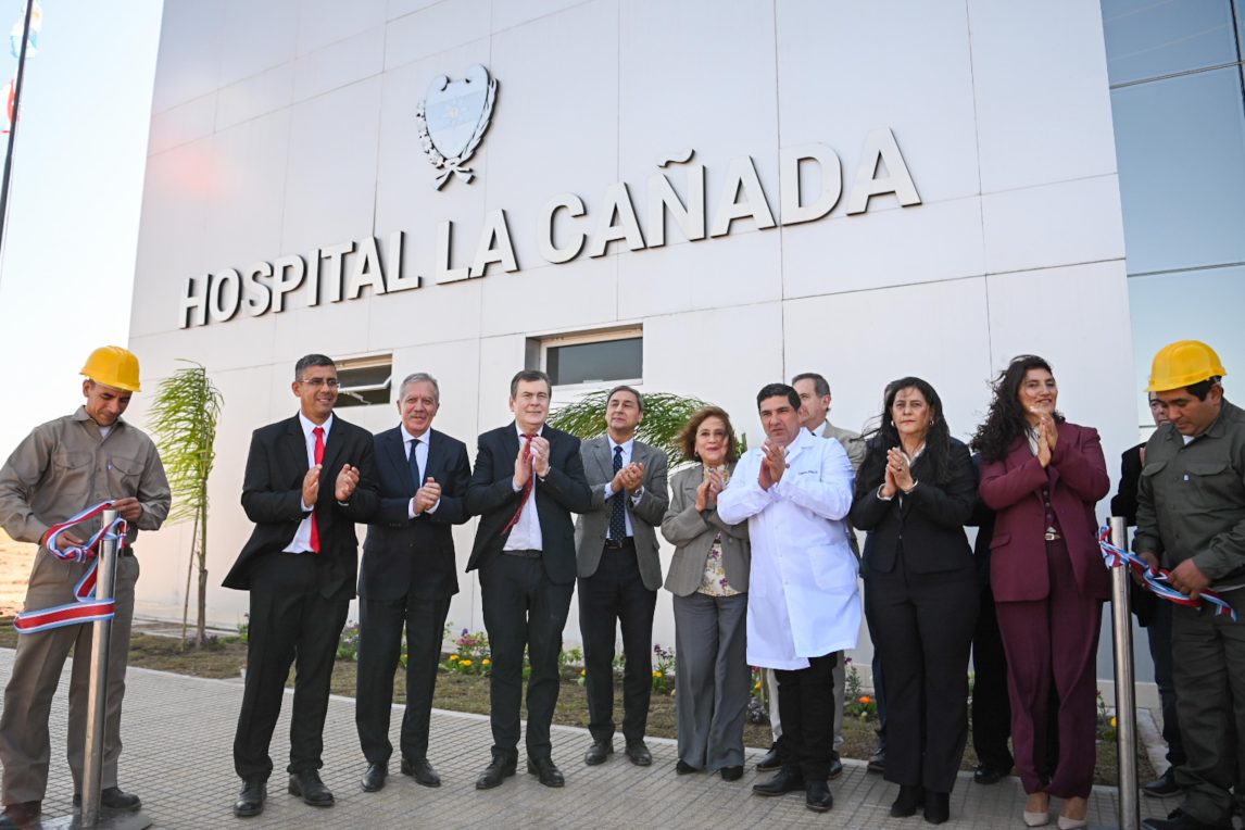 Zamora inauguró en La Cañada un hospital distrital, junto con otras obras y entregó viviendas sociales