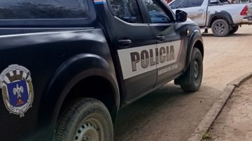 Casi se ahorca: Un hombre cayó de la moto por un cable atravesado a la altura del cuello