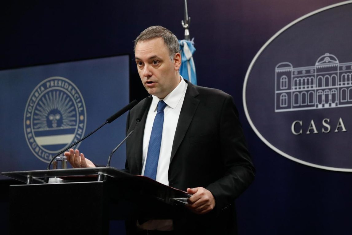 Allanaron la TV Pública por la causa del viaje de Manuel Adorni a Punta del Este
