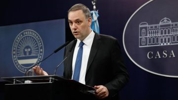 Allanaron la TV Pública por la causa del viaje de Manuel Adorni a Punta del Este