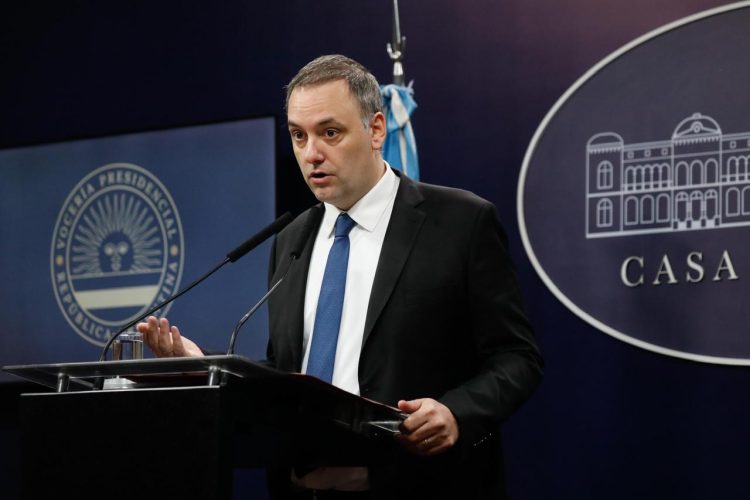 Allanaron la TV Pública por la causa del viaje de Manuel Adorni a Punta del Este