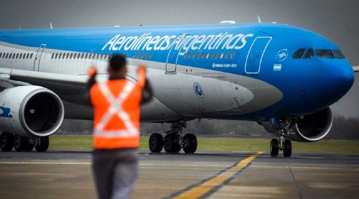 Por el alza del petróleo, Aerolíneas Argentinas aplicará recargos en el precio de los pasajes