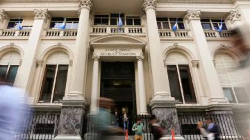 El BCRA posterga vencimientos por USD 6.000 millones hasta el fin del mandato de Javier Milei