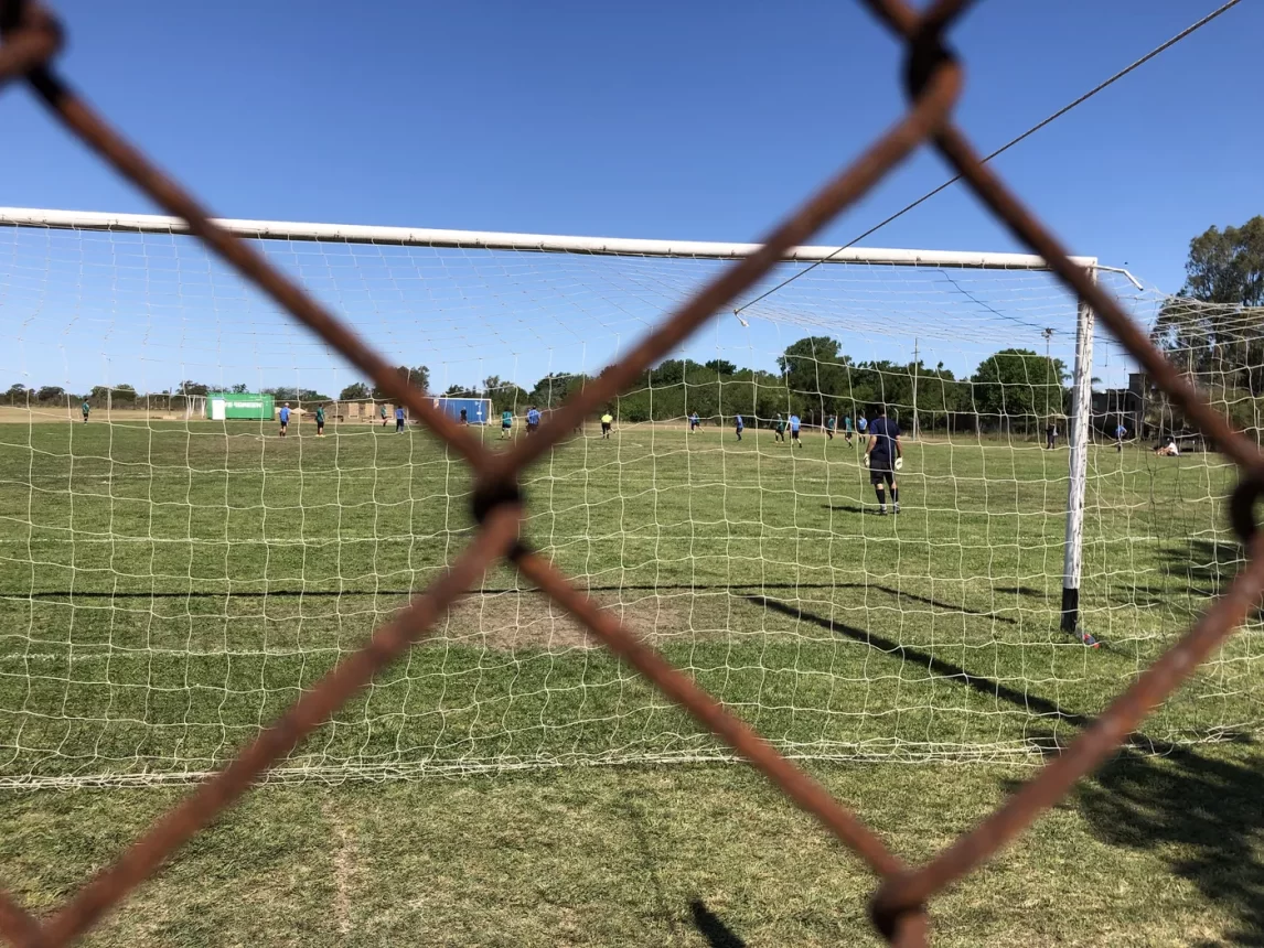 Jugaba al fútbol, se desplomó y falleció camino al hospital
