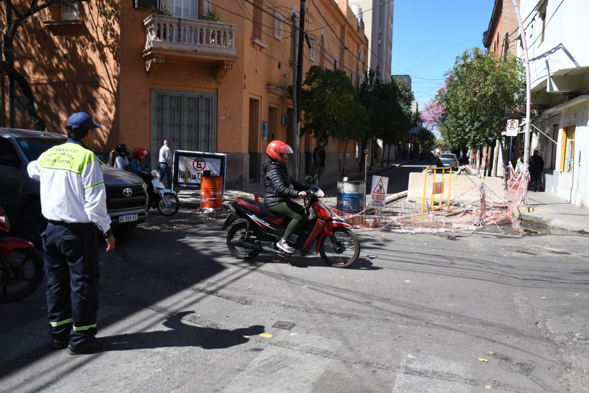 Aguas de Santiago continúa con los trabajos de reparación de la red cloacal en calle Independencia y Urquiza