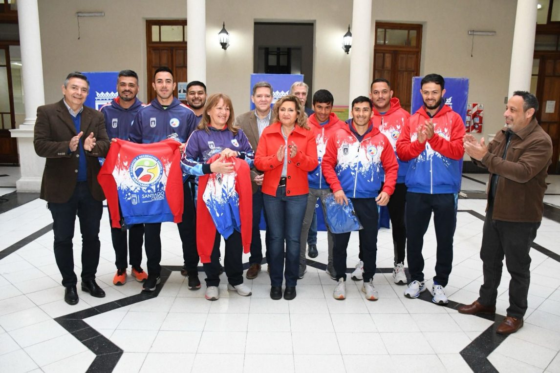 Entregaron indumentaria deportiva al personal del área de Deportes 