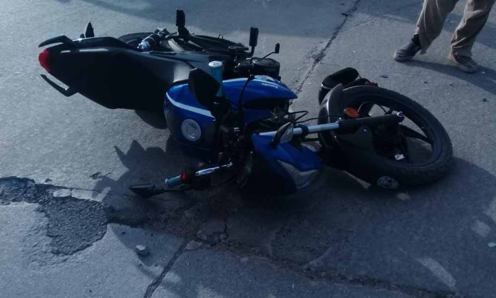 Increíble: un joven derrapó tras ser “cerrado” por un auto que escapó y los “testigos” le robaron una mochila con $200.000