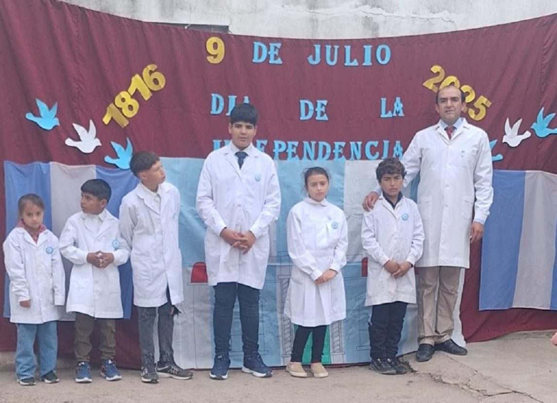 Domingo recorre más de 130 kilómetros para enseñar a solo 6 alumnos en una escuela que es el “pulmón” de Árbol Blanco