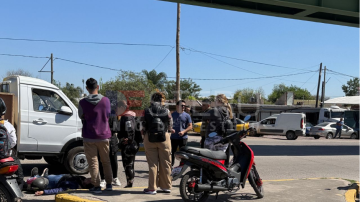 La Banda: fuerte accidente entre una moto y un camión dejó dos mujeres heridas