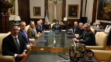 Milei y Caputo recibieron al presidente del BID tras la derrota electoral