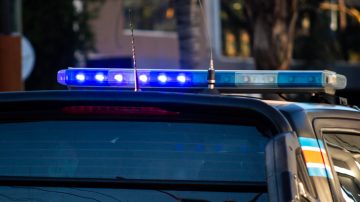 Se despertó a la madrugada y no encontró a su esposa en la cama: su teléfono está apagado