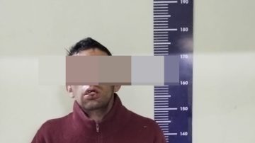 Atrapan a un hombre que rompió un auto estacionado en zona Centro para robar