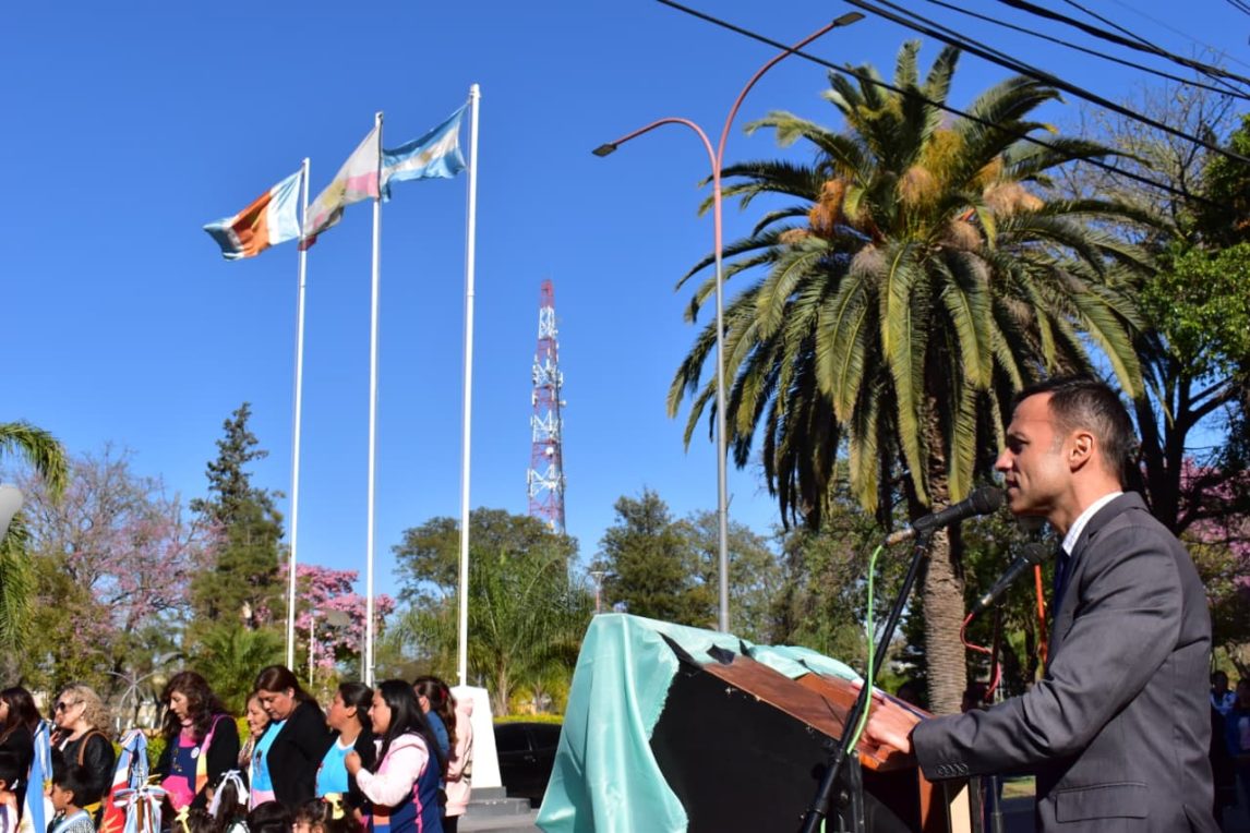 Fernández: Sentido homenaje al “padre del aula” en el acto central por el Día del Maestro